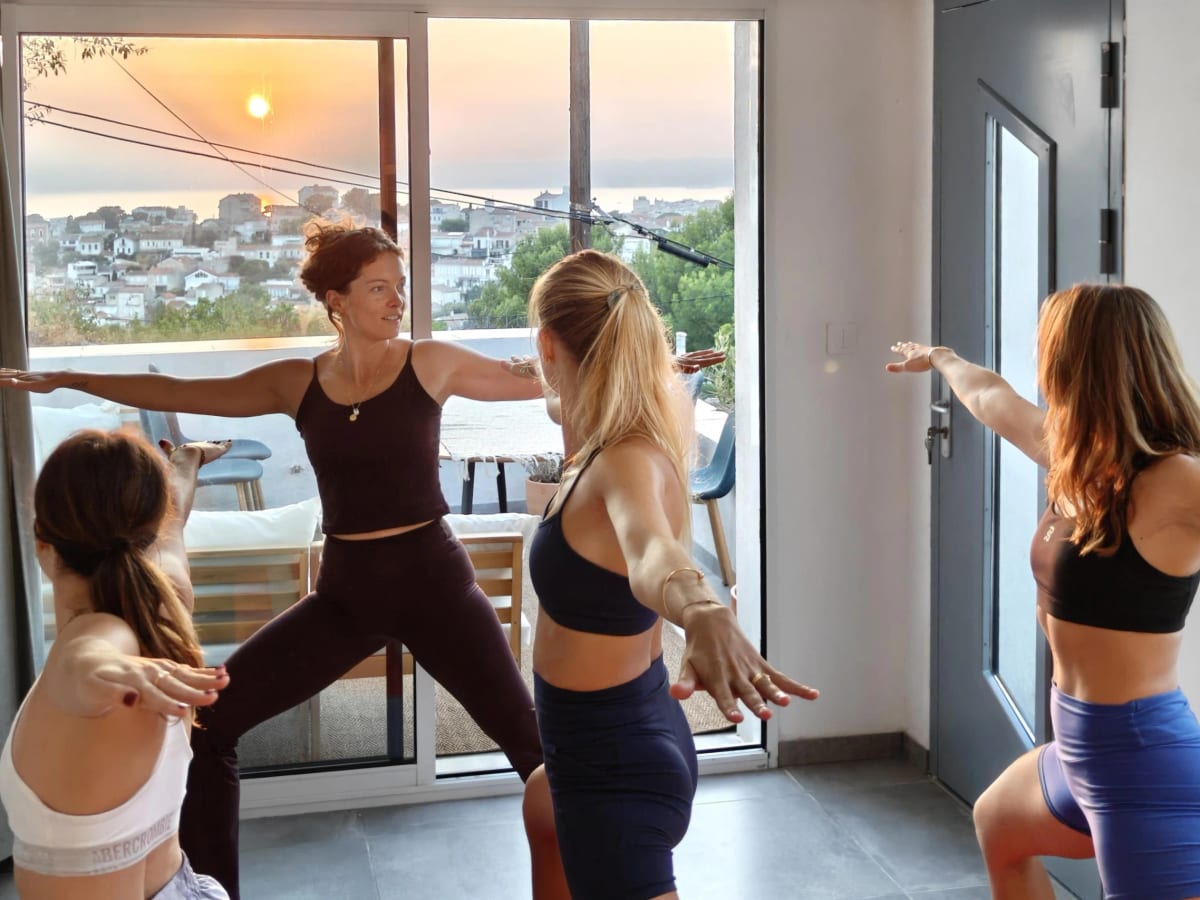 Cours de Yoga sportif au coucher de soleil, vue sur la mer à Marseille